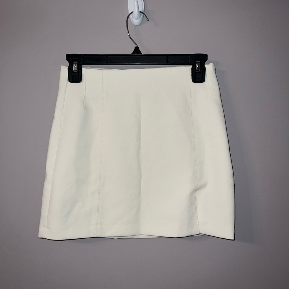 White thick Zara XS mini skirt with zipper on side